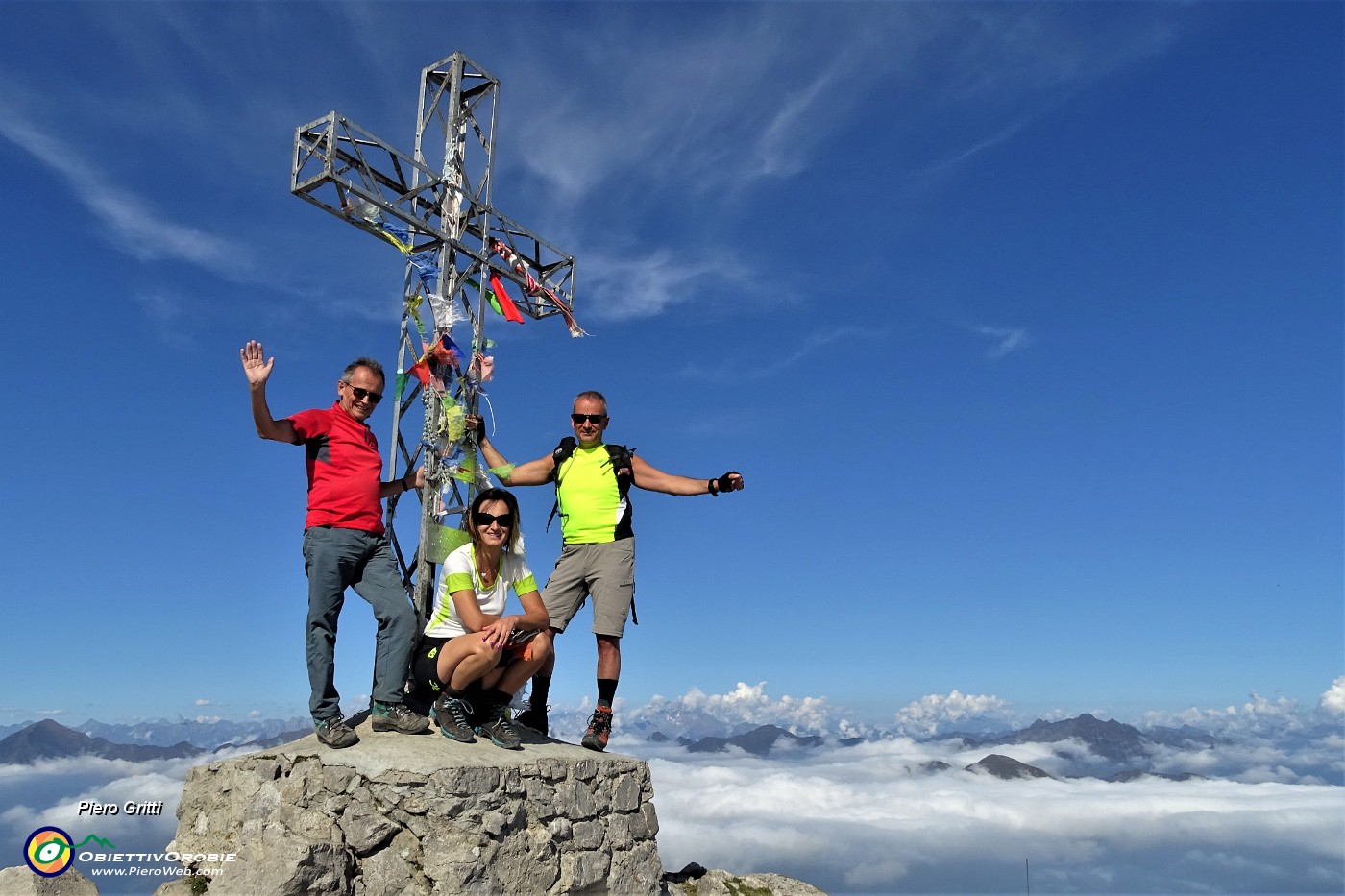 01 Alla croce di vetta del Grignone-Rif. Brioschi (2410 m)...il cielo e blu sopra le nuvole !.JPG